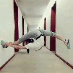 请问图片出处是哪里,还有她是谁我记得微博看见过她,但是忘了
