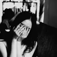 黑色并不代表就是压抑,也许是放纵
