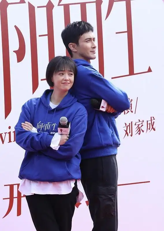 蒋欣真不像是年近40的人,蓝色卫衣配短发好显嫩,少女感明显
