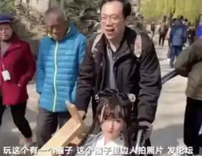 男子带仿真潘金莲逛公园,引游客围观触摸,景区个人爱好不干涉
