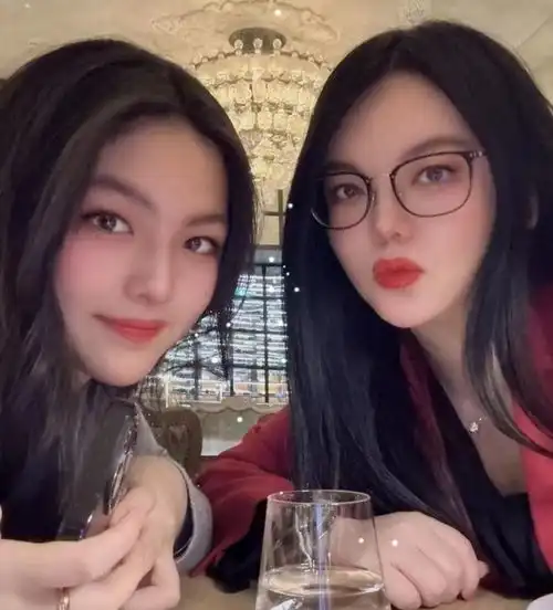 李湘晒照王诗龄和章泽天同框合照,两人一起合照笑容甜美
