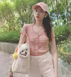 关晓彤携爱犬出境,一身粉红少女装扮,透露着满满的青春感
