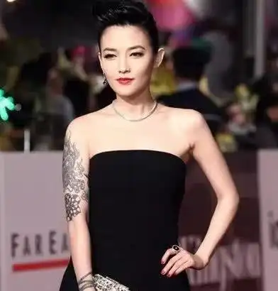 王源为抽烟公开致歉,18岁的他确实该学会成年人该有的责任和自律
