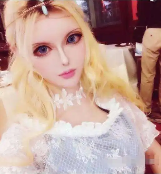 真人芭比迪丽拉为证明没整容,直播卸妆,素颜堪称车祸现场
