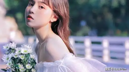 性感美女时尚写真治愈系少女一字肩白裙户外随拍,清纯唯美迷人
