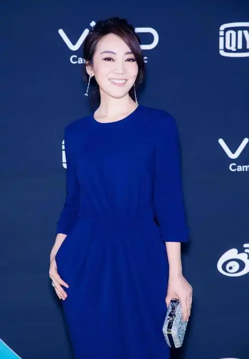 看了闫妮的穿搭我发现,越老越美只因做对了这3点,老了也优雅
