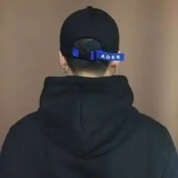 最新qq男生头像背影戴帽子超拽帅是我一辈子的事
