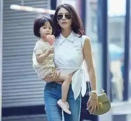 她长得神似刘涛,曾与佟丽娅丈夫同居多年,今与女儿相依为命
