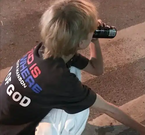 暗色系男生头像
