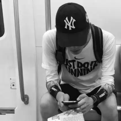 小众风格黑白男生头像,个性成熟高冷
