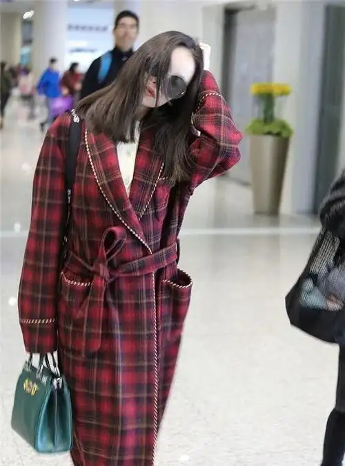 风衣穿出睡衣的感觉,一路走来妩媚撩发风情万种,很有女神范
