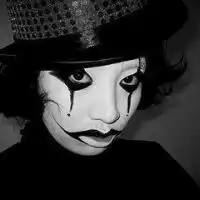 伤感在哭的小丑头像小丑的世界一半是阴影
