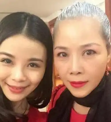 50岁歌坛大姐田震近照,满头白发,拒绝与那英同台16年
