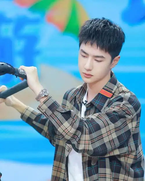 男星的狗啃刘海造型,华晨宇奶萌,千玺酷帅,刘昊然自己剪的
