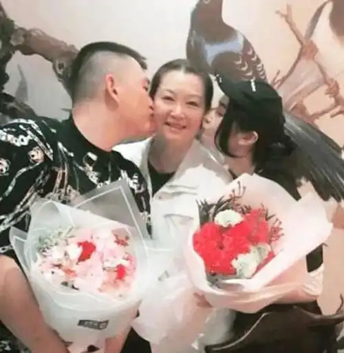 赵本山娇妻近照曝光,穿戴奢侈贵态十足,状态年轻同女儿似姐妹
