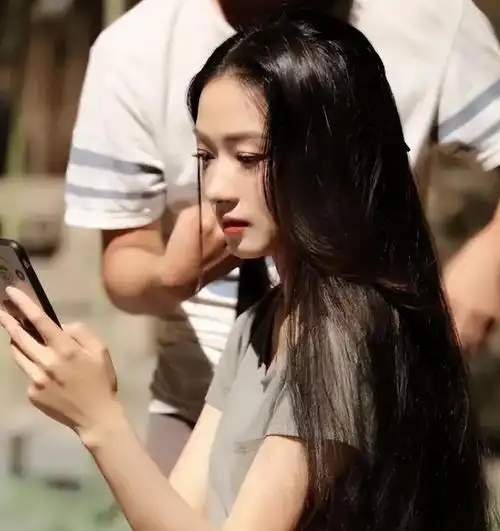 刘亦菲膀大腰粗到底算不算大美女看看她和万茜站在一起就有答案
