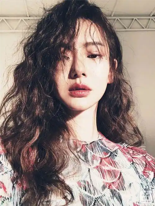 发型从上世纪80年代的港风到如今的娱乐圈,杨幂的羊毛卷发真的是高级感的代表
