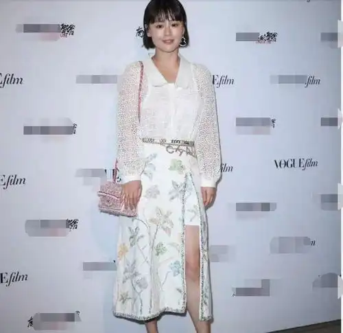 马思纯体型是关晓彤两倍宽,穿礼裙都遮不住胀鼓鼓的肚子
