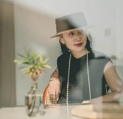 今夏正在流行无袖风,跟着三木妈妈这样穿,50岁也能美成花
