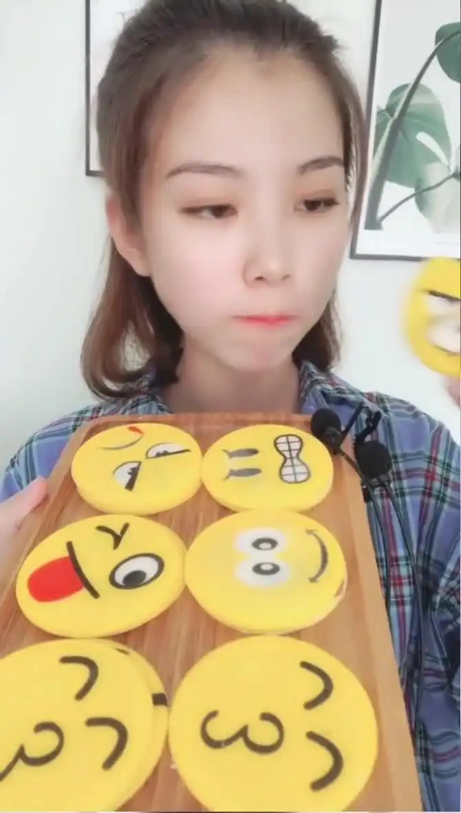 小姐姐做的这个表情脆看起来很不错,看她一开吃,感觉好开心
