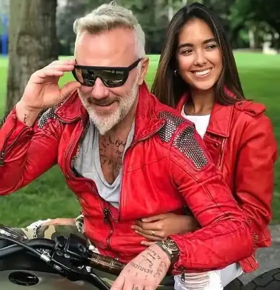 25岁超模爱上52岁意大利富翁,两人狂秀恩爱,拥抱亲吻真辣眼睛
