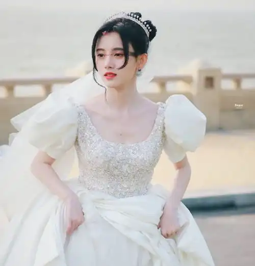 25岁赵露思婚纱照流出,全网震惊这也太突然了...