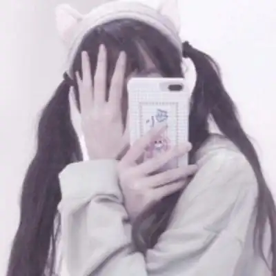 女生拿手机遮脸头像
