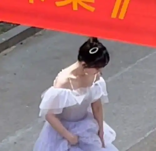 杨紫新综艺路透曝光,仙女风和民国风任意切换,却意外撞衫娜扎
