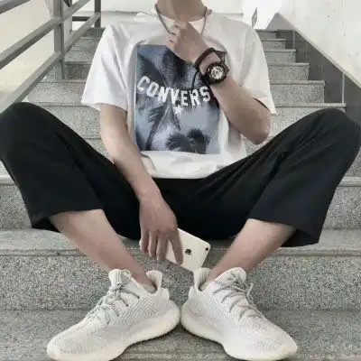 盘腿坐着的男生头像好看的各种坐姿侧身男生图片
