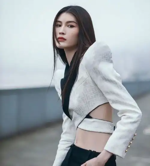 杨采珏空气蓝纱裙,赵丽颖鎏金纱裙,芭莎年会女明星成堆穿纱
