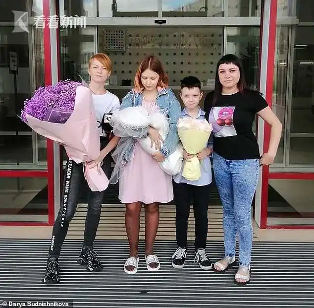 俄罗斯13岁女生抱着新生女儿出院11岁男友鲜花
