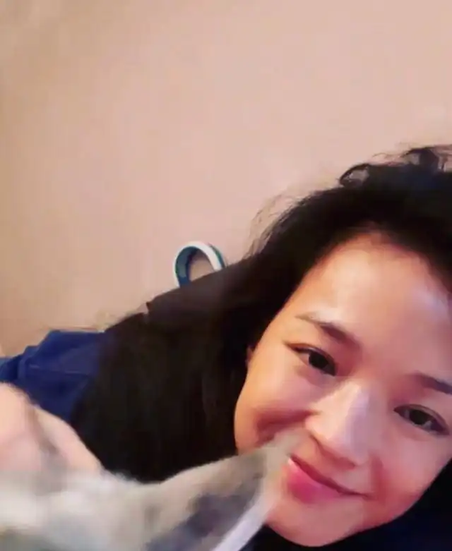 45岁舒淇逗猫咪遭无视,素颜出镜苹果肌饱满,发量浓密气质像少女
