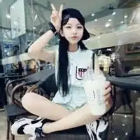 qq头像女生不带字盘腿戴着帽子

