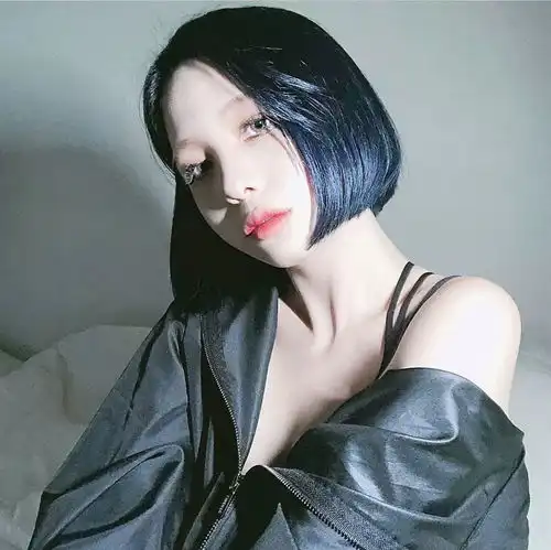 短发藏蓝色
