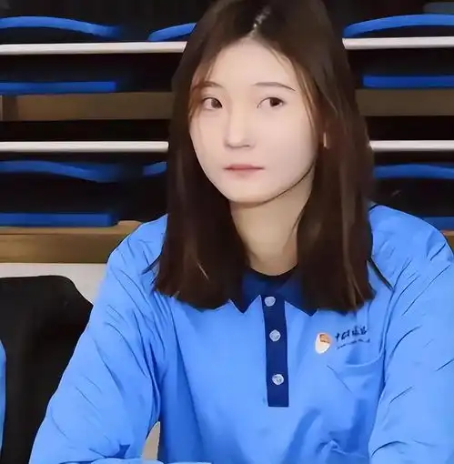 女孩身高2米26貌美如花,妈妈天天发愁白长这么漂亮,没人敢追
