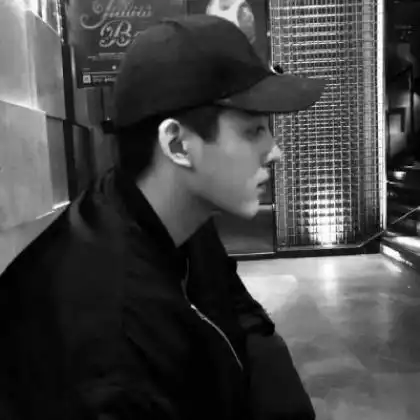 2020男生头像黑白侧脸伤感,受伤的侧脸有点颓废
