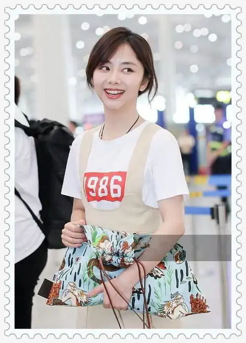 没有谭松韵的童颜真别穿背带裙,否则会像马思纯一样满屏尴尬的
