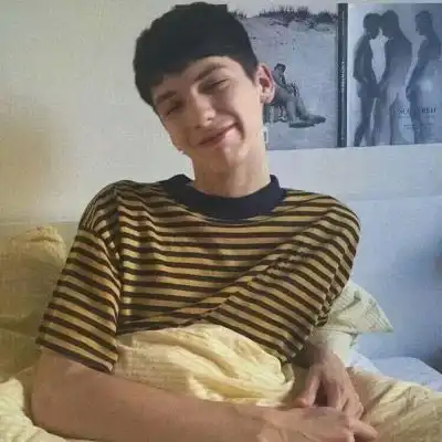 qq头像男生阳光侧脸治愈系积极向上阳光男生头像
