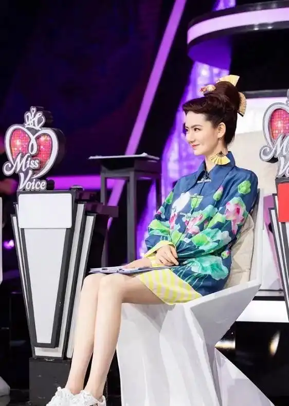 戚薇造型再一次让人惊艳,中国风旗袍配荷塘月色妆,又美又飒
