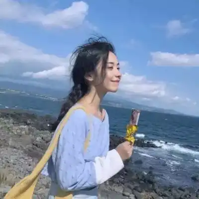 海边女生独自背影头像
