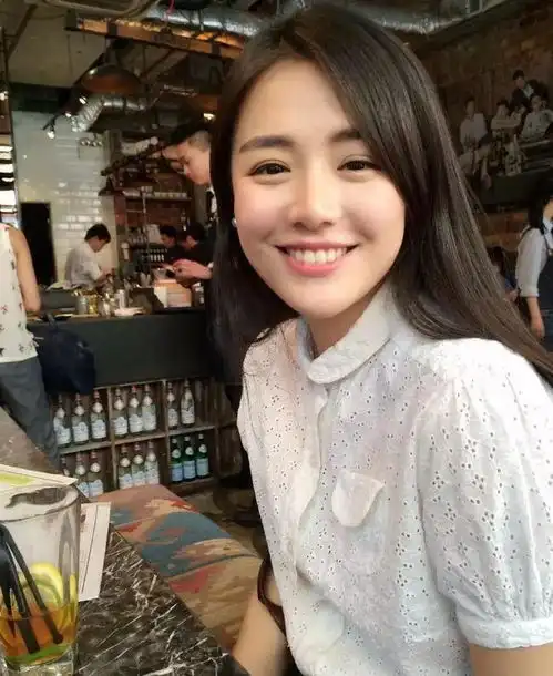 姐夫宠妻张哲轩给马思纯电影打五星,语言匮乏仅评价一个字
