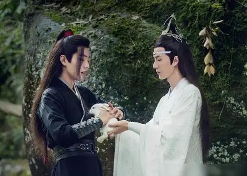 肖战按着王一博背部做俯卧撑视频曝光,cp粉说这是情侣健身
