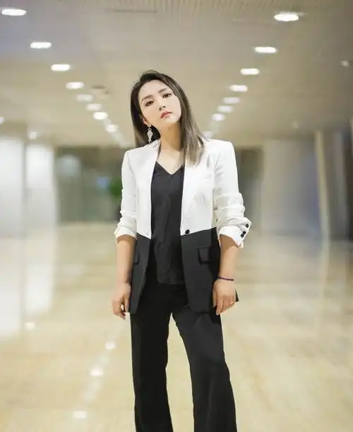 何洁当妈后放开穿矮个子也敢挑战单车裤,勒出赘肉腿叫人尬
