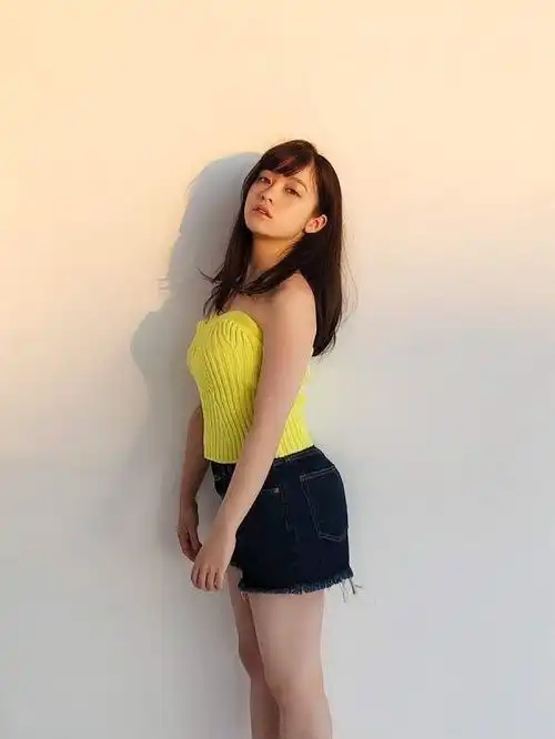 日本千年美少女桥本环奈,被网友发现有了啤酒肚
