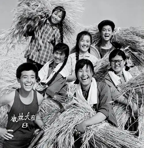 八十年代老照片,人们脸上堆满笑容,看一看就能被感染
