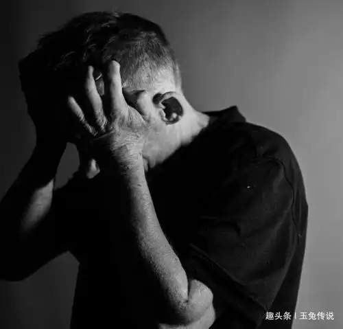 弟弟花钱给父亲瞧病,病好父亲把存款都给哥哥,父亲你是假孝顺
