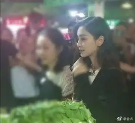 baby化浓妆现身菜市场买菜,买菜市民围观拍照
