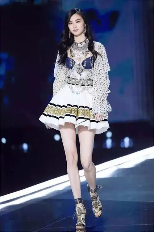 维密秀中国超模七仙女长腿霸屏,奚梦瑶t台摔倒会退休吗来此购微店推荐
