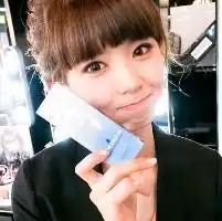 求拿着手机的非主流女生头像
