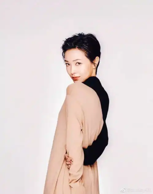 她的短发风情万种,你尝试过没
